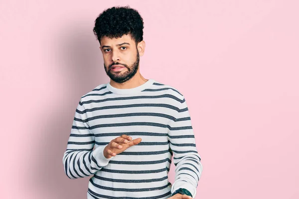 Jovem Árabe Homem Com Barba Vestindo Casual Listrado Suéter Repugnante — Fotografia de Stock