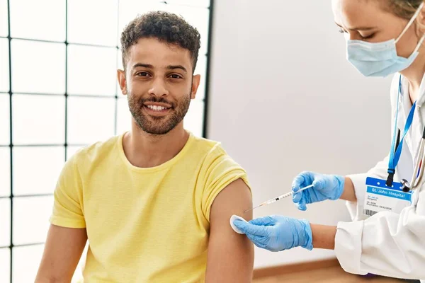 Young Arab Man Smiling Happy Waiting Covid Vaccine Hospital — ストック写真