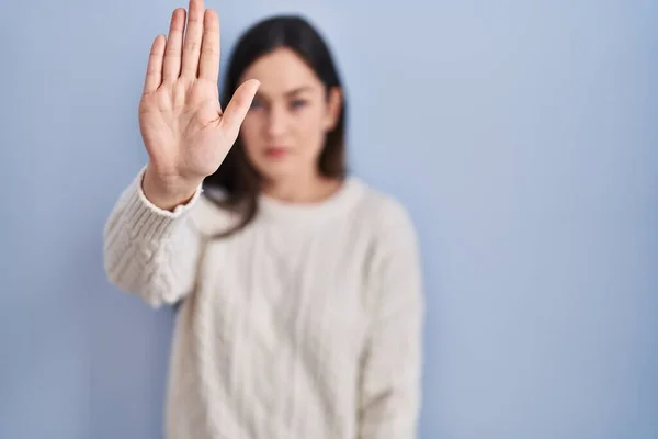 Mujer Morena Joven Pie Sobre Fondo Azul Haciendo Dejar Cantar — Foto de Stock