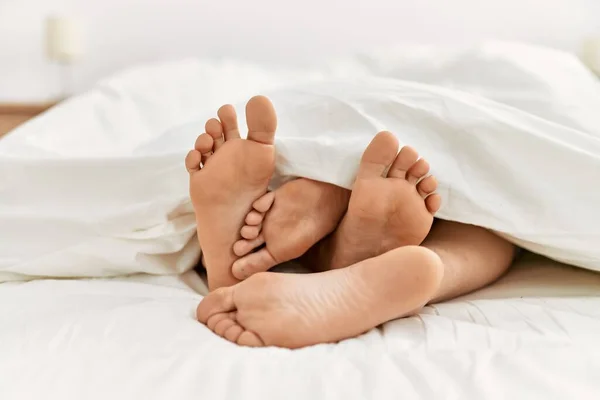 Enkele Meters Onder Lakens Het Bed Thuis — Stockfoto