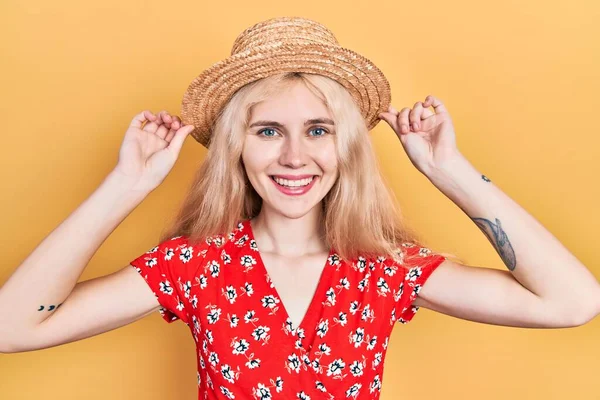 Beautiful Caucasian Woman Blond Hair Wearing Summer Hat Smiling Happy — ストック写真