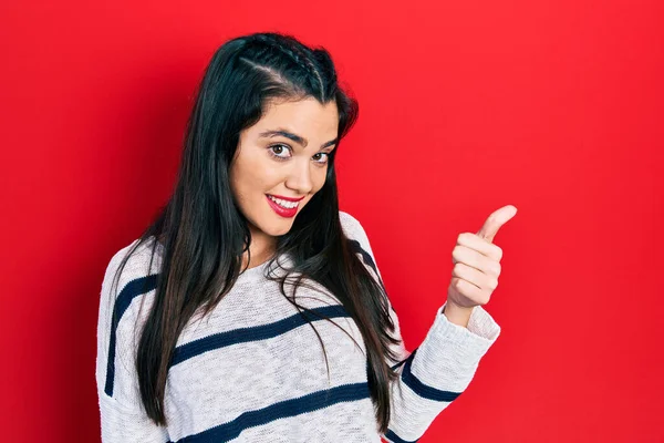 Joven Chica Hispana Vestida Con Ropa Casual Sonriendo Con Cara —  Fotos de Stock