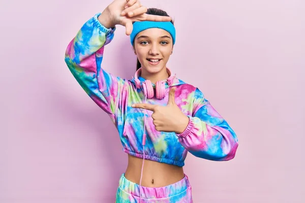 Chica Morena Joven Con Ropa Gimnasio Auriculares Sonriendo Haciendo Marco —  Fotos de Stock