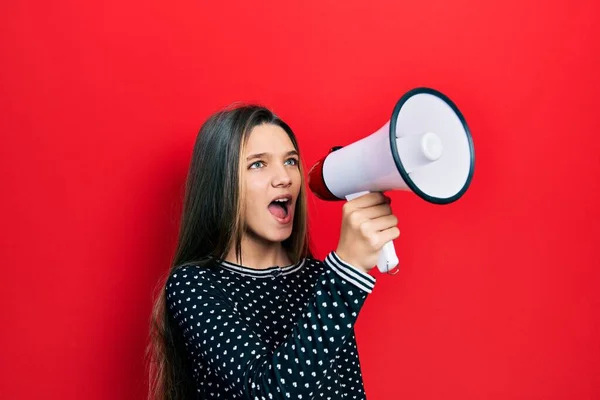 Junges Teenager Mädchen Schreit Und Schreit Mit Megafon — Stockfoto