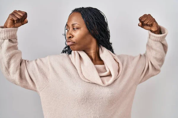 Afrikaanse Vrouw Die Een Witte Achtergrond Staat Spieren Van Armen — Stockfoto