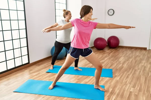 Madre Hija Sonriendo Yoga Entrenamiento Seguro Centro Deportivo —  Fotos de Stock