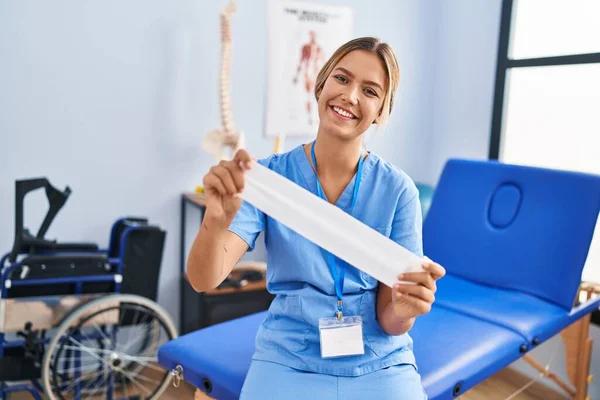 Jovem Loira Segurando Terapia Tira Banda Sorrindo Com Sorriso Feliz — Fotografia de Stock