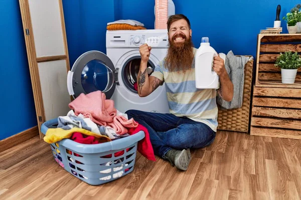 Homem Ruivo Com Barba Longa Fazendo Lavanderia Segurando Garrafa Detergente — Fotografia de Stock