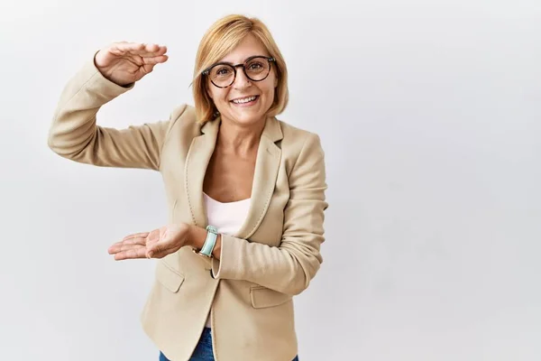 Middle Age Blonde Business Woman Standing Isolated Background Gesturing Hands — Fotografia de Stock