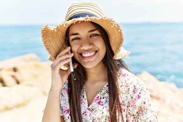Молодая Латиноамериканка Летней Шляпе Разговаривает Смартфону Пляже — стоковое фото