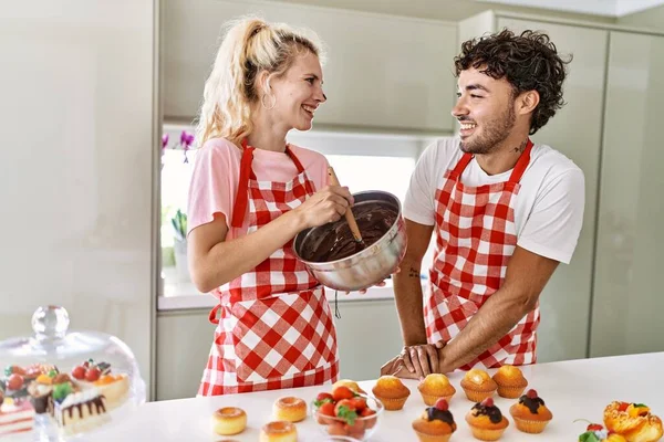 Young Couple Smiling Happy Cooking Sweets Kitchen — Stock Photo, Image