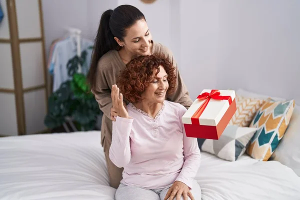 Two Women Mother Daughter Surprise Gift — Stock Photo, Image