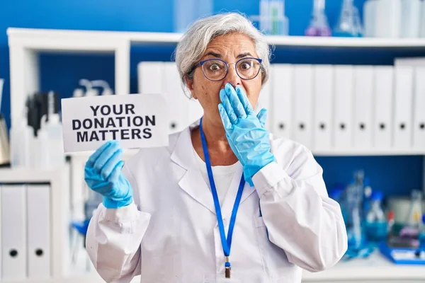 Kobieta Średnim Wieku Siwymi Włosami Pracująca Laboratorium Trzymająca Twój Baner — Zdjęcie stockowe