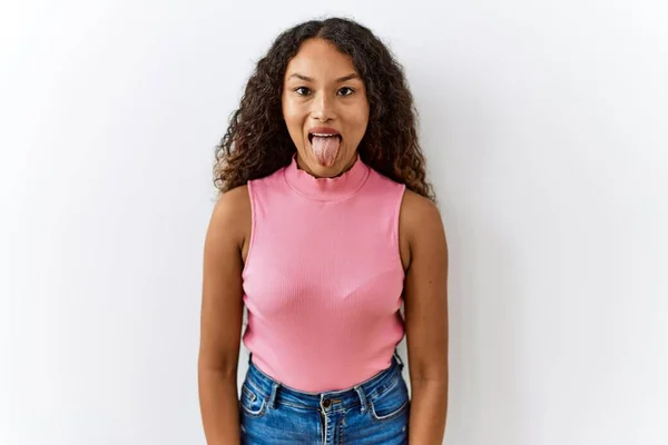 Hermosa Mujer Hispana Pie Sobre Fondo Aislado Sacando Lengua Feliz — Foto de Stock