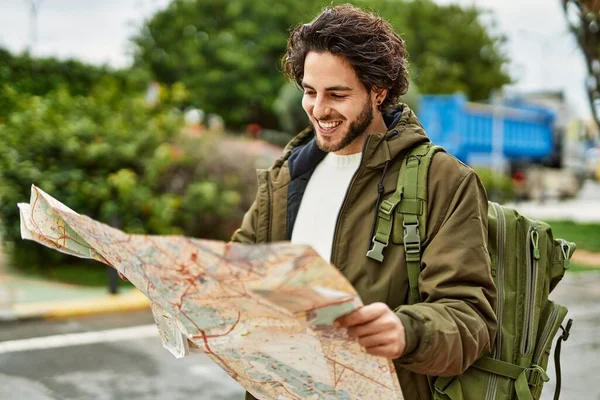 英俊的惊慌失措的男人看着公园里的旅游地图 — 图库照片