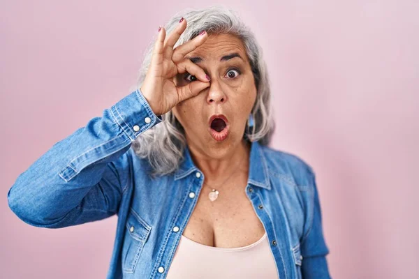 Mujer Mediana Edad Con Pelo Gris Pie Sobre Fondo Rosa — Foto de Stock