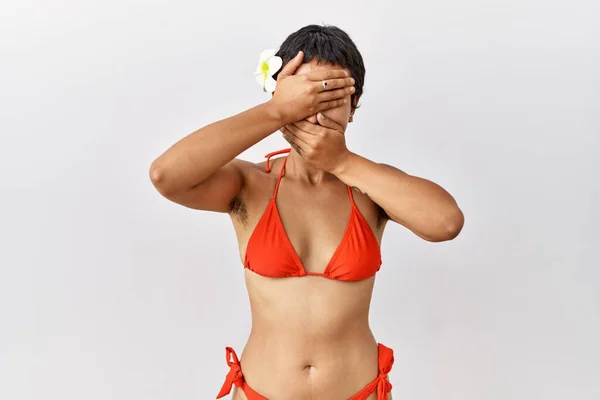Jeune Femme Hispanique Aux Cheveux Courts Portant Bikini Couvrant Les — Photo