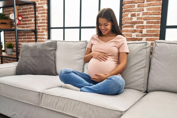 Giovane Donna Latina Incinta Toccante Pancia Seduta Sul Divano Casa — Foto Stock