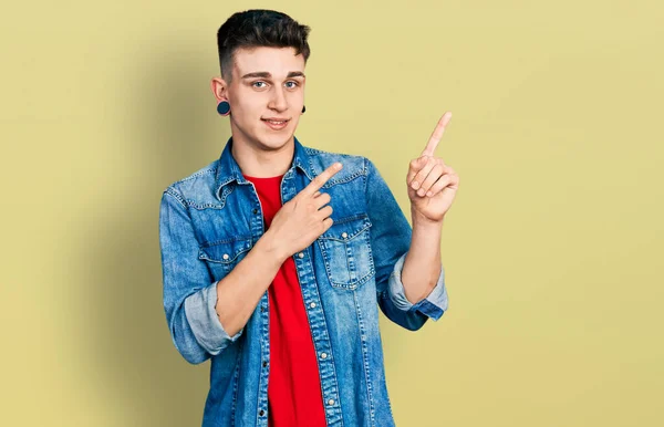 Jonge Blanke Jongen Met Oorverwijding Met Casual Denim Jas Lachend — Stockfoto