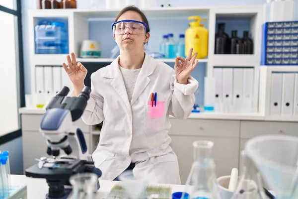 과학자 실험실에서 일하는 스페인 소녀는 손가락으로 동작을 하면서 긴장을 미소짓는다 — 스톡 사진