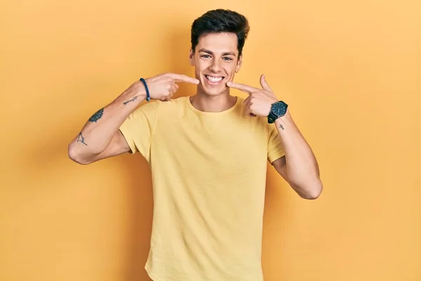 Young Hispanic Man Wearing Casual Yellow Shirt Smiling Cheerful Showing — Stok fotoğraf