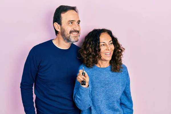 Middelbare Leeftijd Paar Latijns Amerikaanse Vrouw Man Met Sleutels Van — Stockfoto
