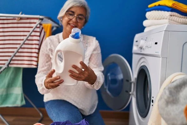 Middle Age Woman Washing Clothes Laundry Room — Stock Photo, Image