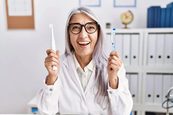 Mujer Pelo Gris Mediana Edad Que Trabaja Clínica Del Dentista — Foto de Stock