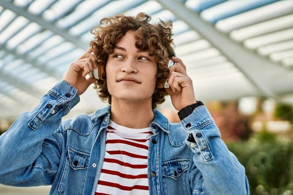 Νεαρός Ισπανός Που Ακούει Μουσική Φορώντας Ακουστικά Στην Πόλη — Φωτογραφία Αρχείου