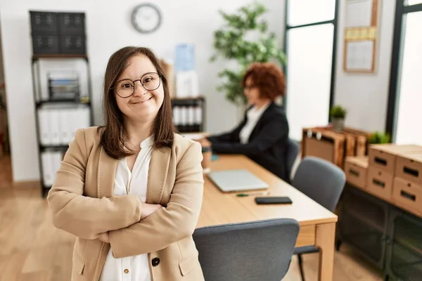 Menina Síndrome Trabalhando Trabalho Equipe Inclusiva Grupo Duas Mulheres Que — Fotografia de Stock