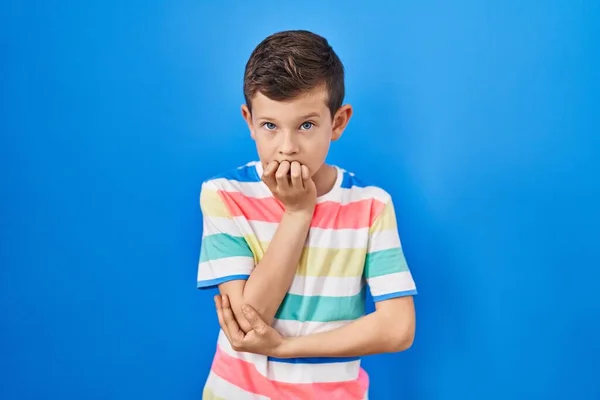 Jonge Blanke Jongen Die Een Blauwe Achtergrond Staat Gestrest Nerveus — Stockfoto