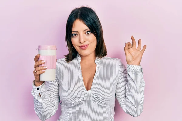 Giovane Donna Ispanica Bere Una Tazza Caffè Facendo Segno Con — Foto Stock