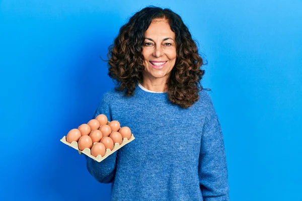 Hispanische Frau Mittleren Alters Hält Tablett Mit Frischen Eiern Und — Stockfoto