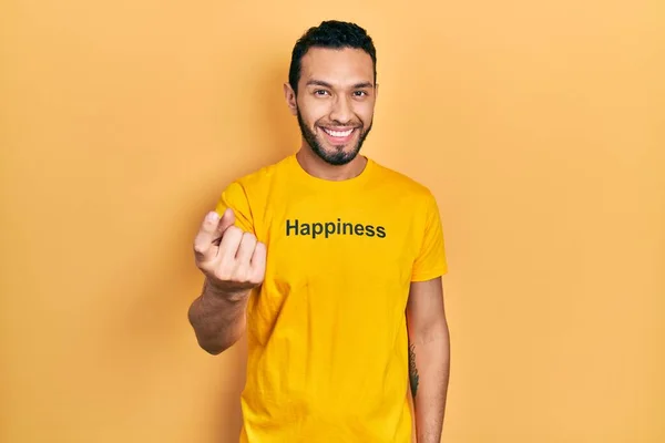 Hispanische Mann Mit Bart Trägt Shirt Mit Glückswort Botschaft Winkt — Stockfoto