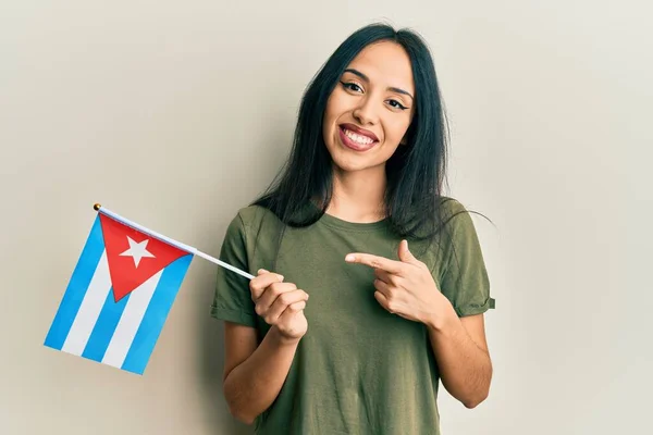 Fiatal Spanyol Lány Kezében Kubai Zászló Mosolyogva Boldog Mutogatás Kézzel — Stock Fotó