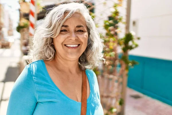 Grauhaarige Frau Mittleren Alters Lächelt Glücklich Wenn Sie Der Stadt — Stockfoto