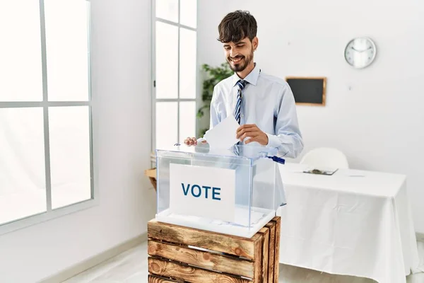 Junger Hispanischer Wähler Gibt Wahlmännergremium Seine Stimme — Stockfoto