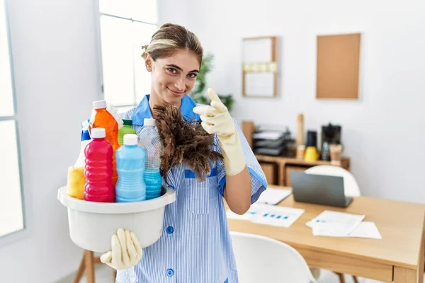 Temiz Üniforma Giyen Genç Sarışın Kadın Elinde Temizlik Ürünleri Tutarak — Stok fotoğraf