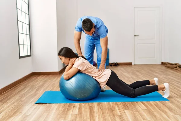 Hombre Mujer Latinos Vistiendo Uniforme Fisioterapeuta Teniendo Sesión Rehabilitación Usando —  Fotos de Stock