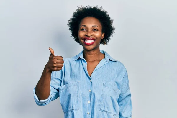Молода Афро Американська Жінка Повсякденному Одязі Посміхається Щасливий Позитивний Великий — стокове фото