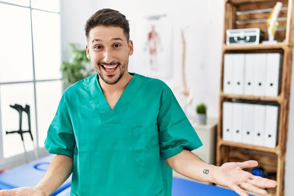 Young Physiotherapist Man Working Pain Recovery Clinic Smiling Cheerful Open — Stockfoto