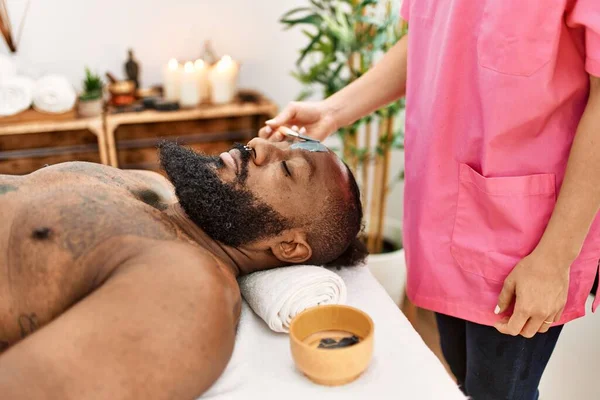 Ung Afrikansk Amerikansk Man Som Har Hud Ansiktsmask Behandling Skönhetscentret — Stockfoto