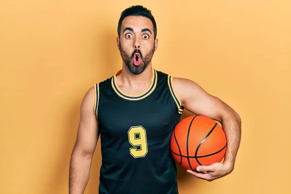 Schöner Hispanischer Mann Mit Bart Der Basketballball Der Hand Hält — Stockfoto