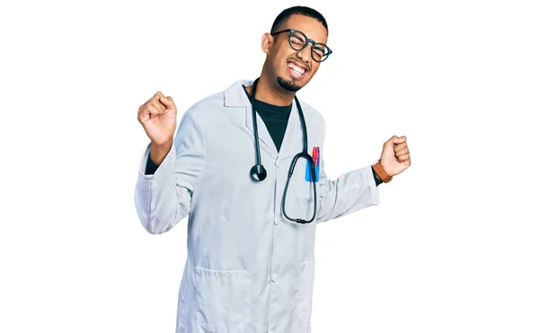 Joven Hombre Afroamericano Vistiendo Uniforme Médico Estetoscopio Bailando Feliz Alegre — Foto de Stock