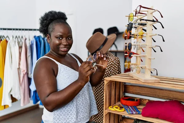 Νεαρή Αφροαμερικανή Πελάτισσα Επιλέγει Γυαλιά Ηλίου Στο Κατάστημα Ρούχων — Φωτογραφία Αρχείου