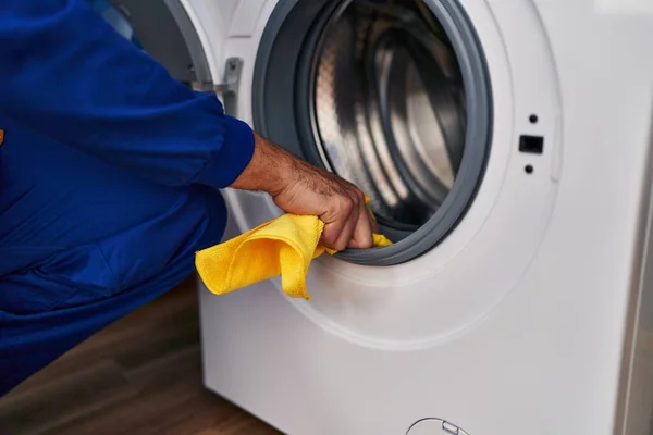 Young Hispanic Man Technician Cleaning Washing Machine Laundry Room — Stockfoto