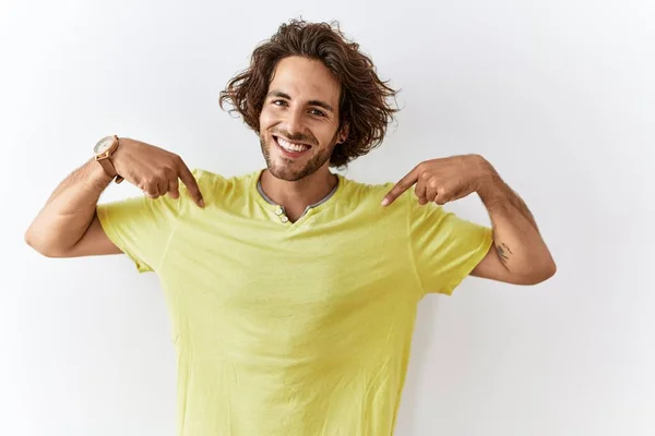 Jeune Homme Hispanique Debout Sur Fond Isolé Regardant Confiant Avec — Photo