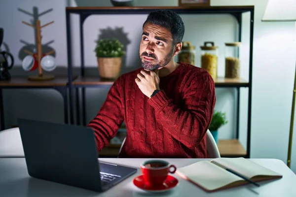 Joven Hombre Hispano Con Barba Usando Computadora Portátil Noche Casa —  Fotos de Stock