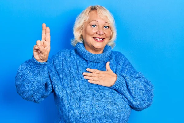 Middle Age Blonde Woman Wearing Casual Clothes Smiling Swearing Hand — Foto Stock