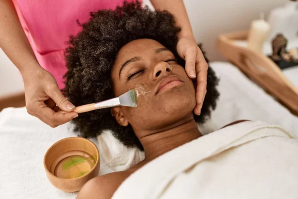 Mladá Africká Americká Žena Ošetření Obličeje Kosmetickém Centru — Stock fotografie